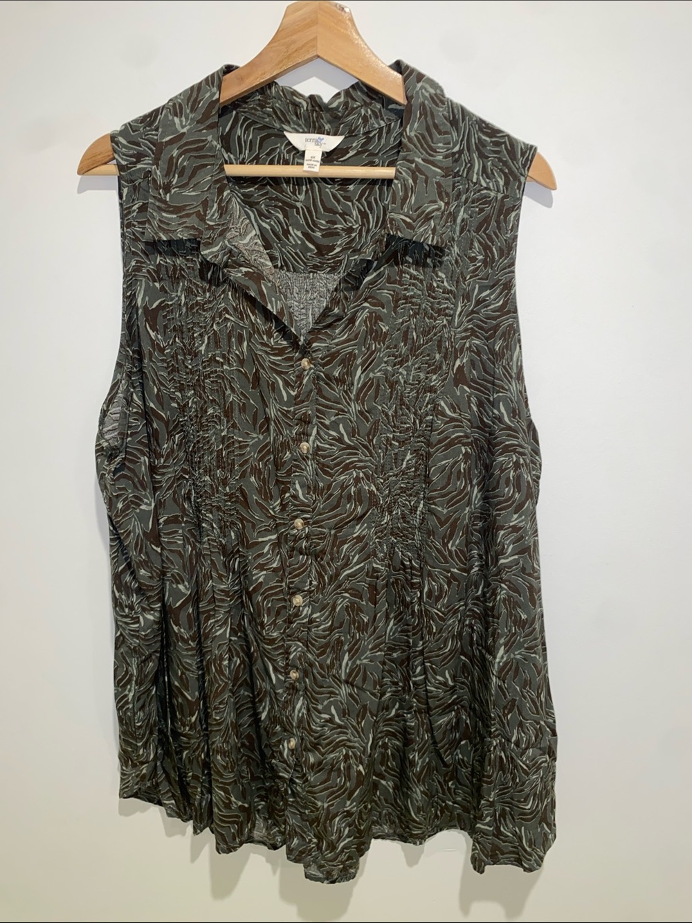 Terra & Sky Olive Print Sleeveless Button-Front Blouse
